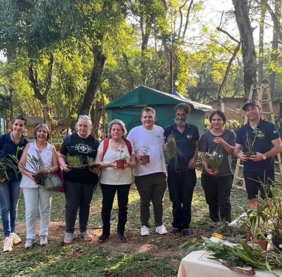 Jornada de implantación de orquídeas en el parque Juan Vortisch