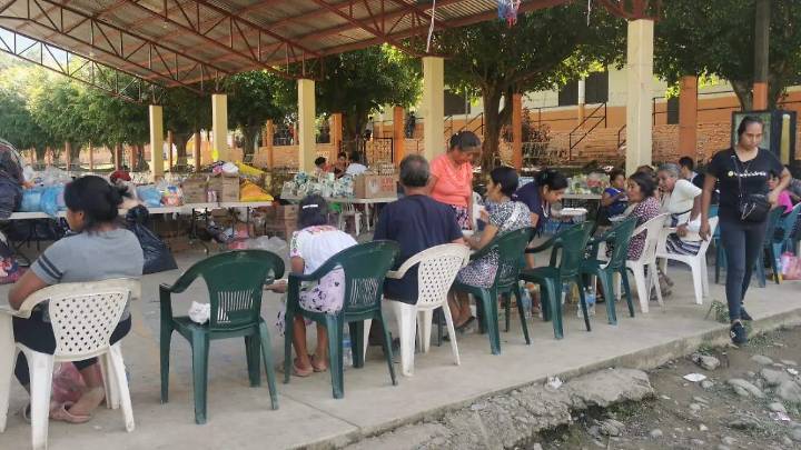 Empieza el envió de víveres a damnificados por el río en Coatzonco