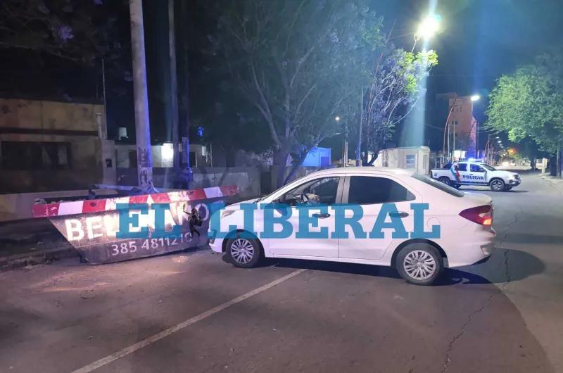 Perdió el control del vehículo y terminó impactando con un contenedor: se registraron daños materiales