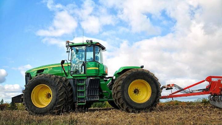 Encuentran el cuerpo sin vida de un vecino junto a su tractor en Lugo