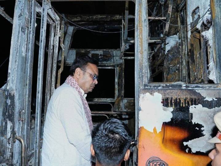India bus fire burns at least 20 people to death