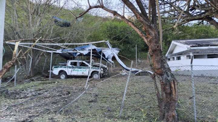 Video: Atentado con carrobomba deja heridos a tres policías en el corregimiento de El Estrecho, Cauca