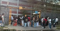 Encapuchados bloquean accesos a Prepa 5 en protesta por amenazas de bomba