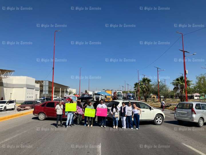 Personal de salud bloquea periférico de Lerdo por despidos en Hospital General