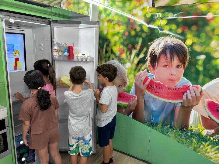 El “Frutibús” llega a Tomares para enseñar a los más pequeños a comer sano y divertirse