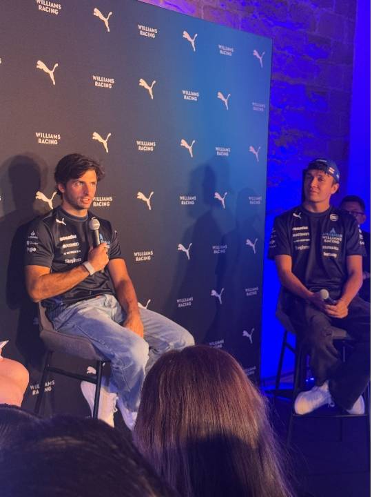 Ya no tienes que elegir entre verte bien o estar cómoda porque Carlos Sainz y Alex Albon nos enseñaron como tener ambas