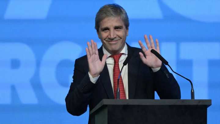Luis Caputo ratificó que no modificará el esquema de bandas cambiarias