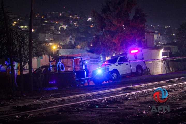 Arrojan cadáver y "narcomensaje" desde un vehículo en movimiento en el Maclovio Rojas