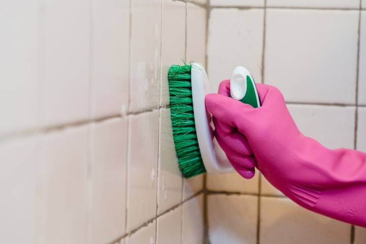 La forma correcta de retirar restos de jabón de los azulejos del baño con vinagre y bicarbonato