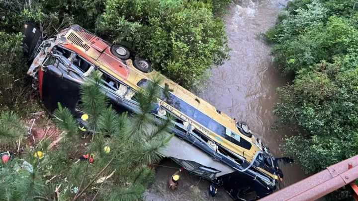 Tragedia en Misiones: nueve muertos tras la caída de un micro a un arroyo en la ruta 14