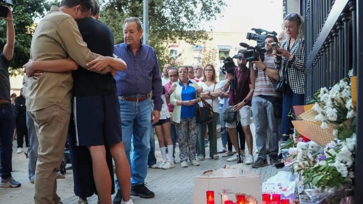 Familiares homenajean a Sandra, la niña que se suicidó en Sevilla, y otros padres del centro denuncian más acoso: "Hay muchos casos"