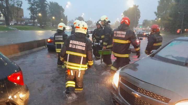 Tragedia en General Paz: murió un taxista durante el temporal