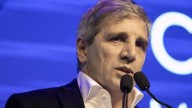 Caputo anunció una baja del impuesto a las Ganancias para trabajadores y jubilados tras las elecciones