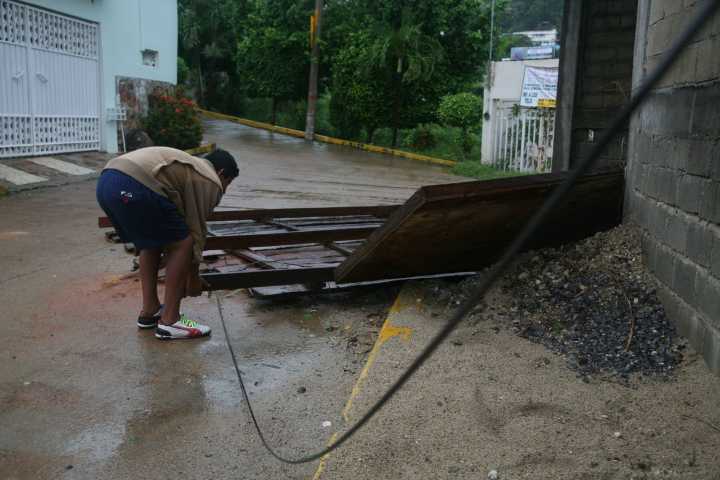 Tras lluvias extremas en 5 estados, se reestablece electricidad y carreteras al 84% y 98%