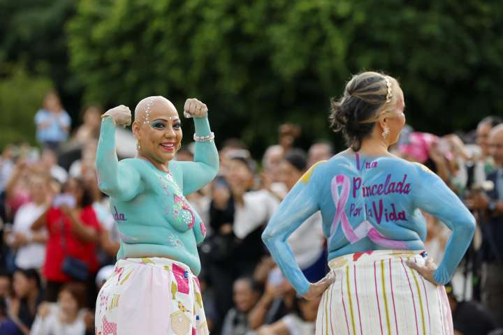 Sobrevivientes de cáncer de mama en México desfilan con bodypaint para dignificar su lucha