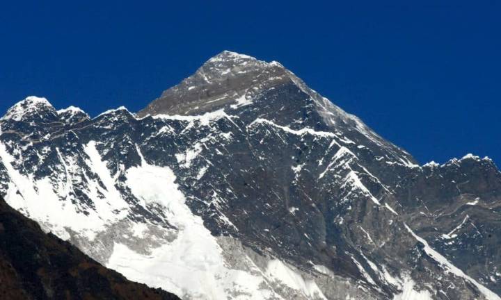 Concluye el rescate de las casi 900 personas atrapadas cerca de cara tibetana del Everest