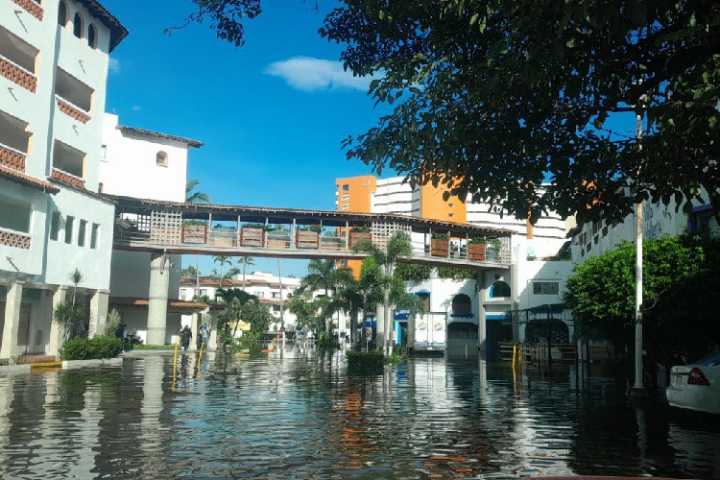 Se registra marea alta en Puerto Vallarta