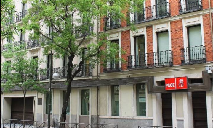 El juez cita a declarar al exgerente del PSOE por los sobres de Ferraz