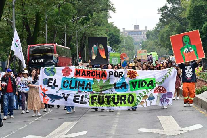 Marchan activistas en CDMX para exigir un alto al ecocidio