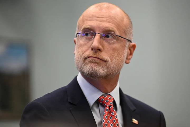 El presidente de la FCC, Brendan Carr, continúa insistiendo en que sus comentarios de Jimmy Kimmel no eran una amenaza, a pesar de que Ted Cruz y otros Gopers lo tomaron como uno
