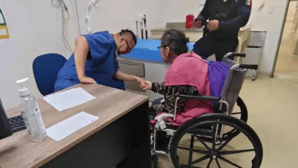 Hallan a adulta mayor abandonada en clínica del IMSS