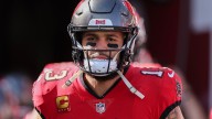 Buccaneers WR Mike Evans suffers scary shoulder injury, concussion on MNF