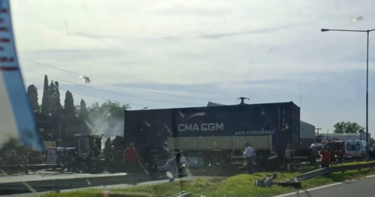 Choque fatal: cinco muertos al aplastar un camión a un automóvil