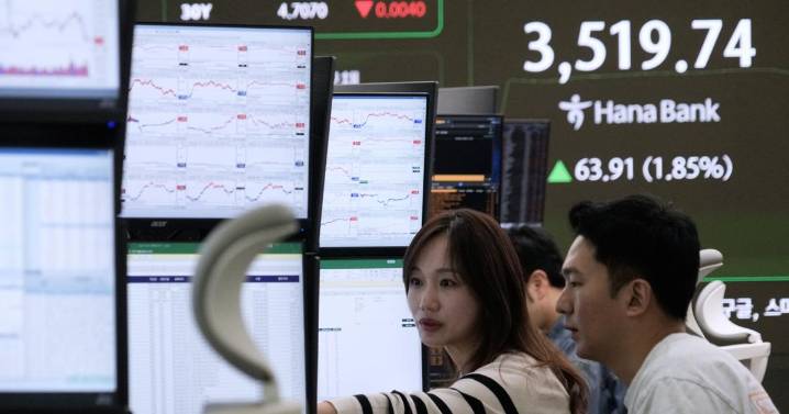 Asian shares track Wall St's rise as tech shares advance and investors shrug off the US shutdown