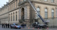 Museo Louvre en París sigue cerrado un día después de audaz robo de joyas