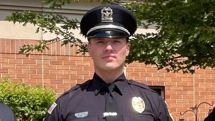 ICE arrests police officer in Chicago suburb and accuses him of being in US illegally