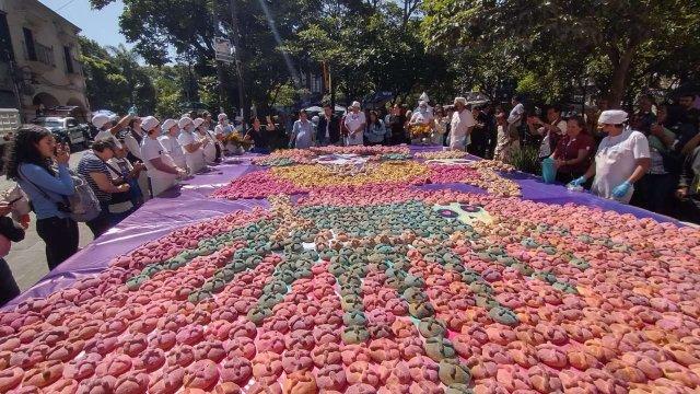 Panaderos de Cuernavaca elaboran una catrina monumental con más de dos mil piezas de pan de muerto
