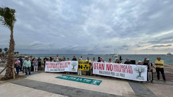 "Es un mensaje de fuerza y amenaza": medio centenar de personas se manifiesta contra la presencia del portaaviones Gerald R. Ford en la bahía de Palma