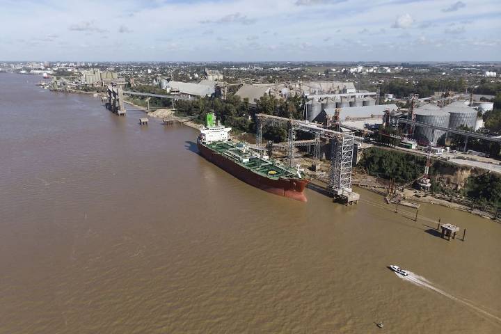 Estaba con sus amigos. Buscan a un adolescente que desapareció en el río Paraná tras caer desde una canoa