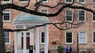 Ante altos costos, jóvenes de EEUU dudan si vale la pena ir a la universidad