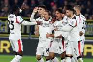 Santiago Giménez sigue sin anotar y ahora sale con golpe