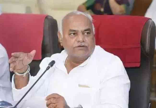 Minister Shivanand Patil urges CM to assign saree supply order to...