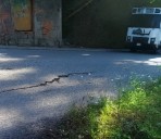 ¡Alerta en la vía! Vecinos alertan sobre peligrosa falla de borde en vía hacia Lagunetica