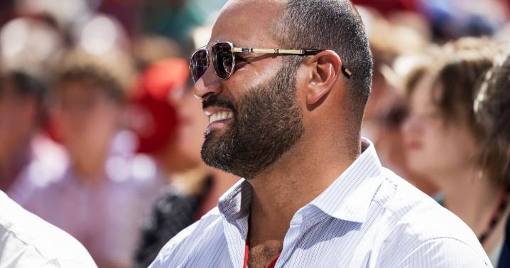 Sources: Albert Pujols draws interest from Padres, Orioles at manager; Angels look elsewhere