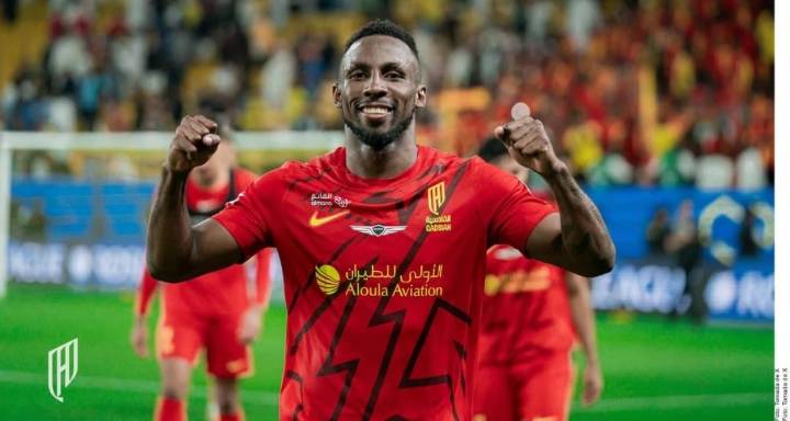 Julián Quiñones enciende Arabia: doblete en 9 minutos y pase a cuartos