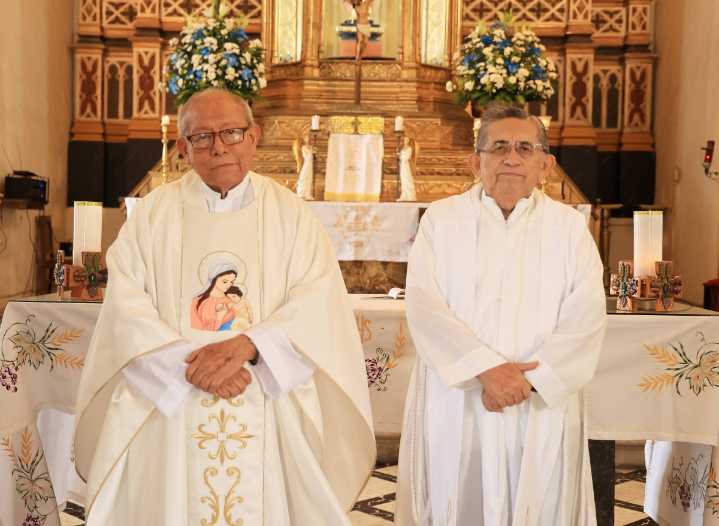 Padre Felipe Aké festeja 54 años de servicio pastoral