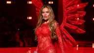 Karol G conquista la pasarela del Victoria’s Secret Fashion Show 2025 de rojo y con alas de poder