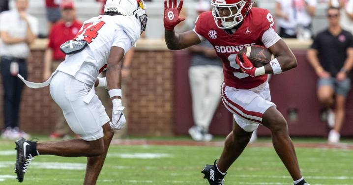 OU receiver Keontez Lewis carted off field after scary collision with wall during Kent State game