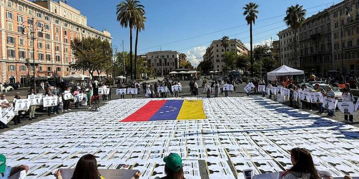 Decenas de venezolanos pidieron en Roma la liberación de los presos políticos antes de la canonización de José Gregorio Hernández y Carmen Rendiles