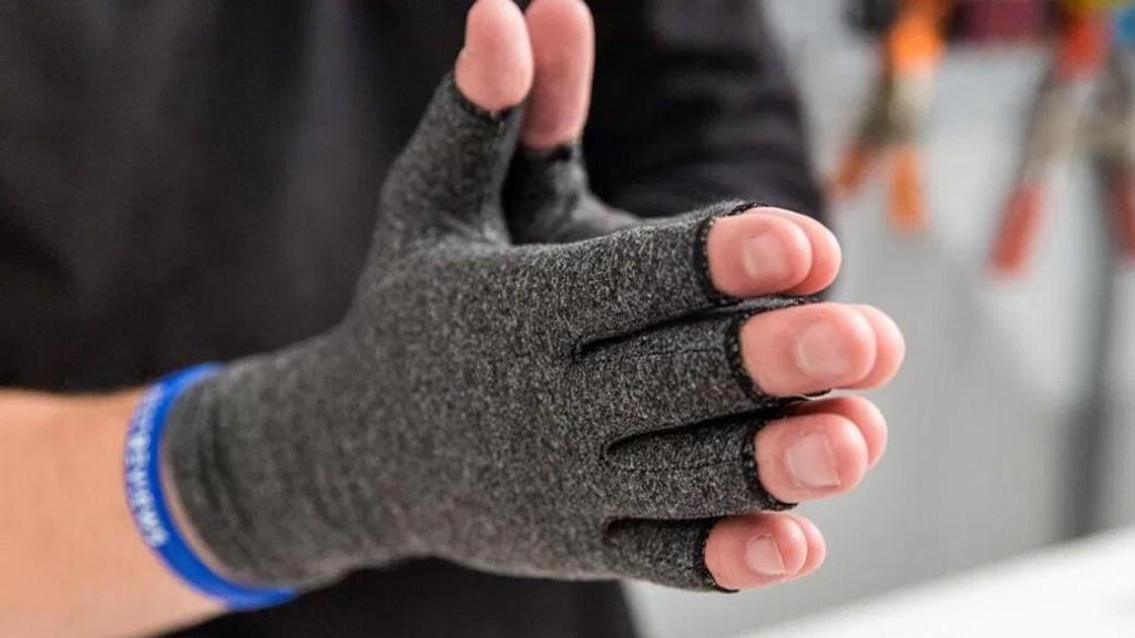 Soothe aching hands with the best fingerless gloves for arthritis