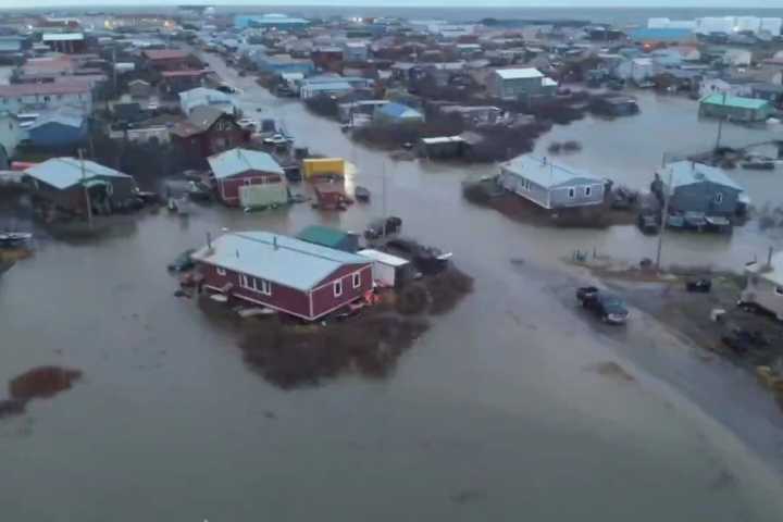 Inundaciones en Alaska deja un muerto, dos desaparecidos y decenas de personas rescatadas