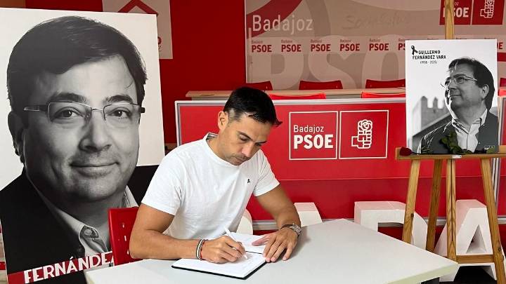 La familia de Guillermo Fernández Vara recibe cientos de mensajes de cariño en el libro de condolencias
