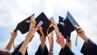 Con todo y título universitario, latinas ganan menos que hombres en Estados Unidos: UCLA
