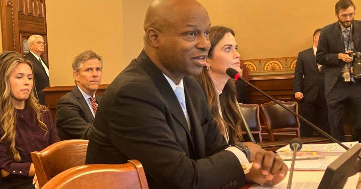 Juez de Chicago prohíbe que el ICE realice arrestos en tribunales