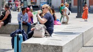 Papeleras 'b' para retornar envases con un plus: la industria intenta sortear el desinterés de los turistas por devolver plásticos y latas