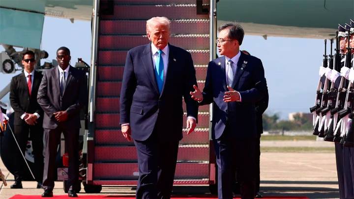 Donald Trump llegó a Corea del Sur y busca destrabar la guerra comercial con China